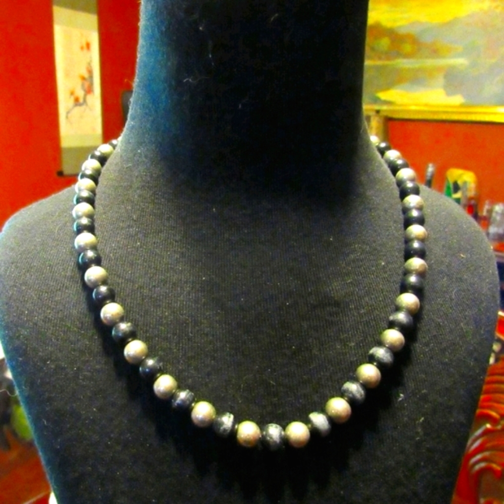 🐦‍⬛🩶🐦‍⬛ Awesome Vintage Hematite Magnetic Solid Metal Necklace